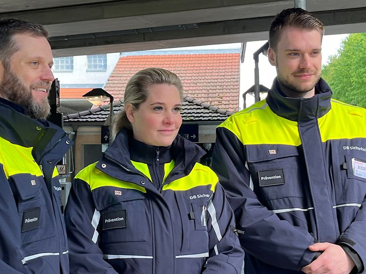 Drei Kollegen aus dem Präventiosnteam der DB Sicherheit am Bahnhof 