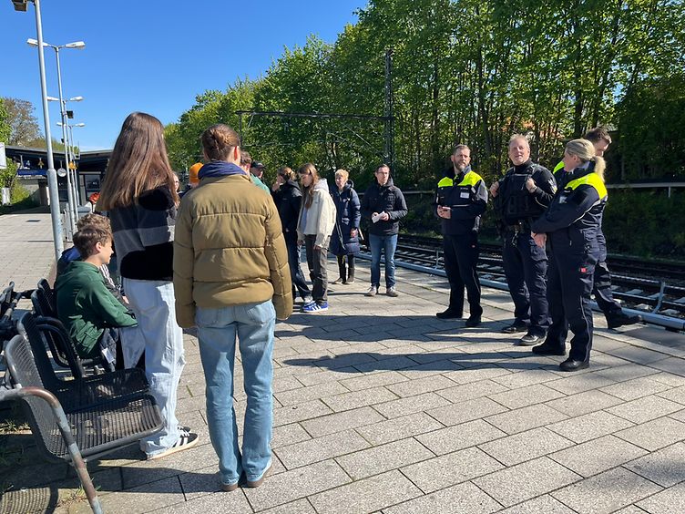 Präventionsteam der DB Sicherheit und Bundespolizei am Bahnhof im Gespräch mit einer Schülergruppe